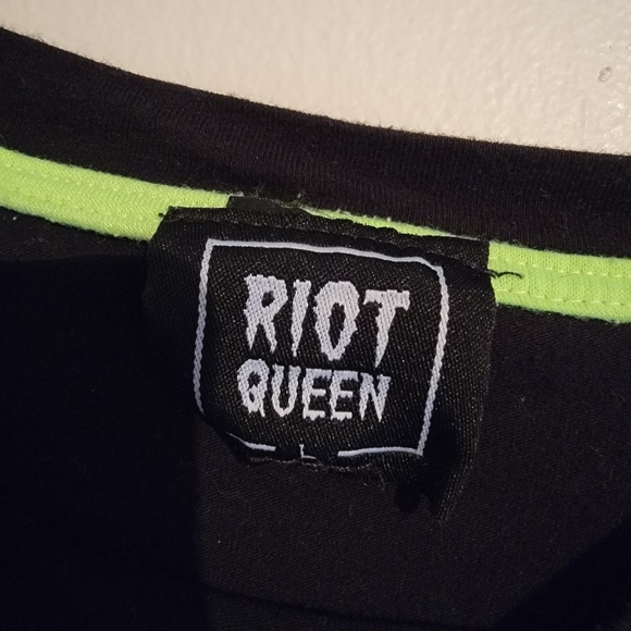 🌿Riot Queen Black Aliens Need My Space Crop Top Shirt - Picture 4 of 4